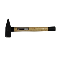 Молоток слесарный с деревянной ручкой и пластиковой защитой у основания (600г) Forsage F-822600